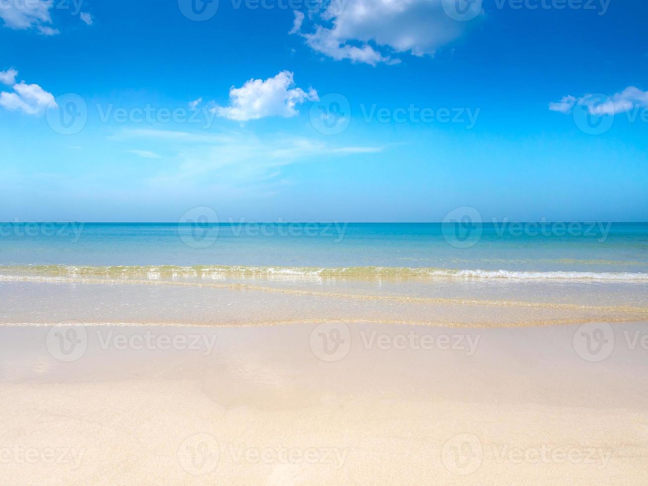 vacker havsutsikt, blå himmel, strand. foto