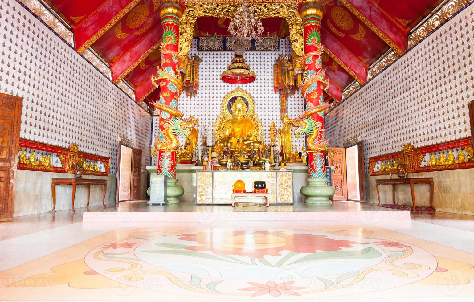 gyllene buddhastaty i kinesiskt tempel foto