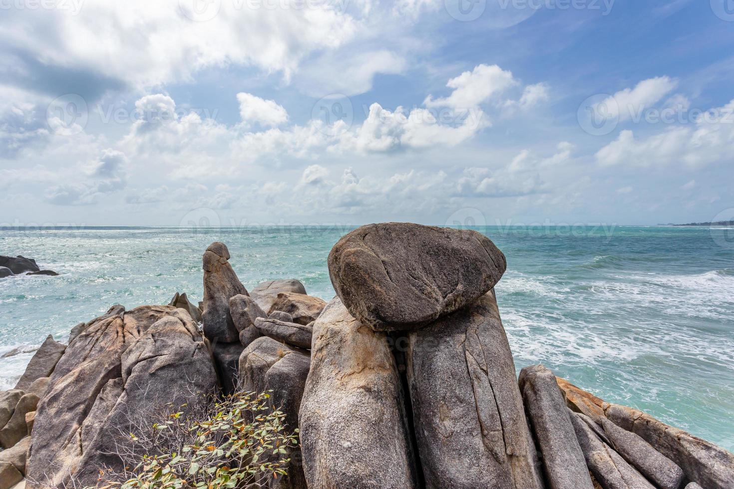 havsutsikt vid hin ta hin yai farfar och mormor rockar på koh samui ön, osedda och fantastiska thailand. foto