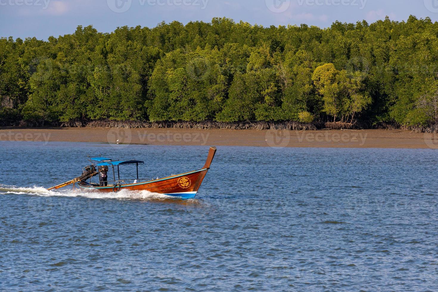 krabi, thailand - 22 januari 2020 - fiskebåt vid krabifloden, krabi, thailand. foto