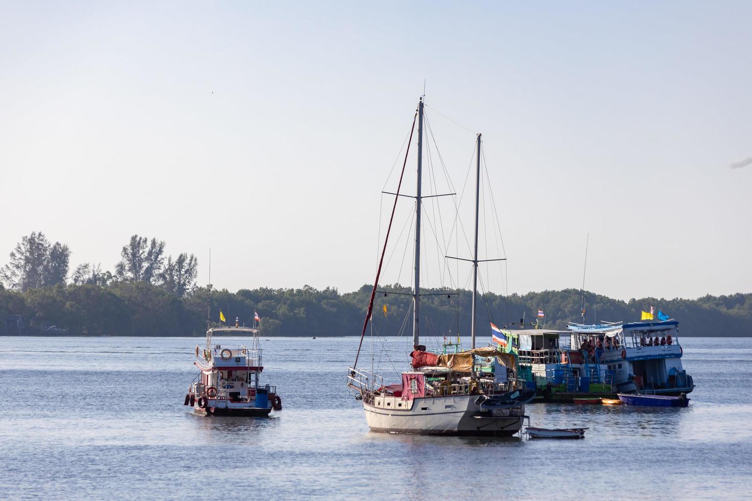 krabi, thailand - 23 januari 2020 - vacker naturlig utsikt över båtar, pir, mangroveskog vid krabifloden, krabi, thailand. foto