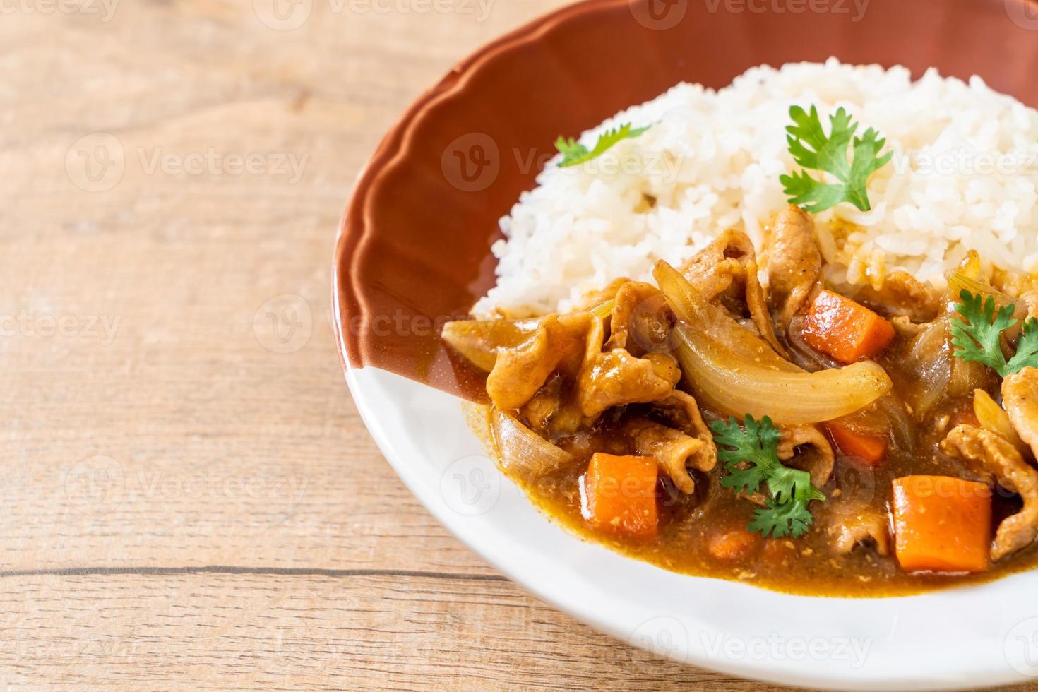 japanskt curryris med skivat fläsk, morot och lök foto