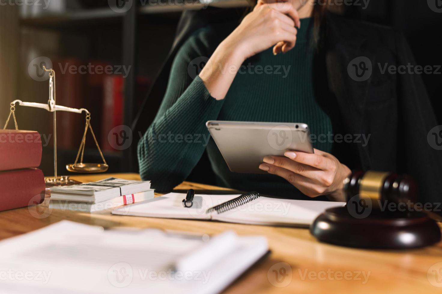 rättvisa och lag concept.male domare i en rättssal klubban, arbetar med smart telefon och bärbar dator och digital surfplatta foto