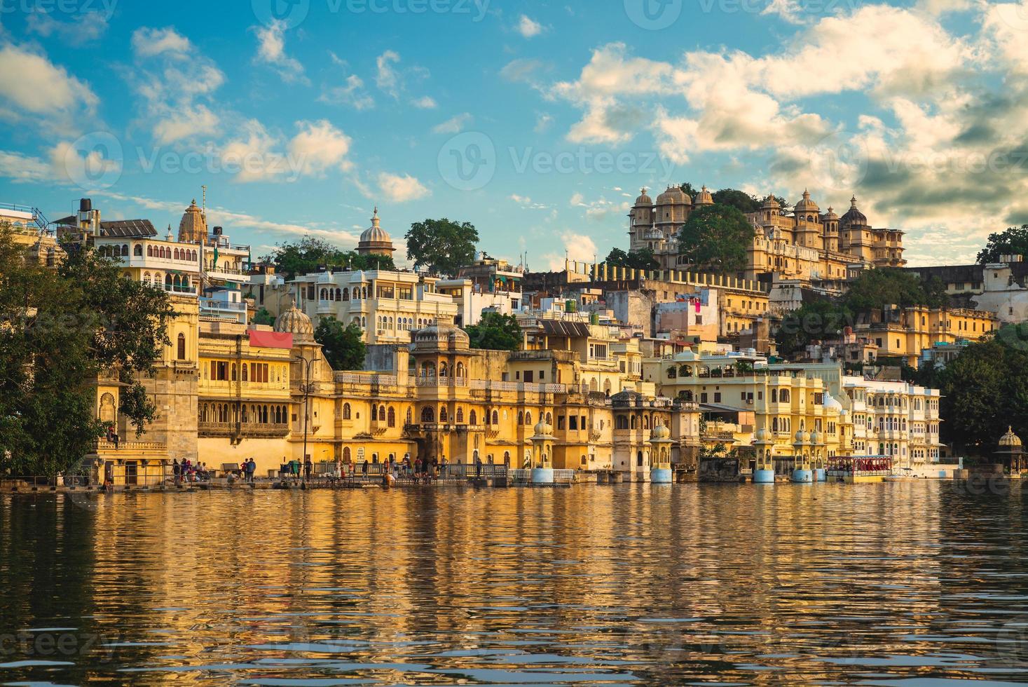 landskap av Pichola Lake Bank och Stadspalatset i Udaipur, Rajasthan, Indien foto