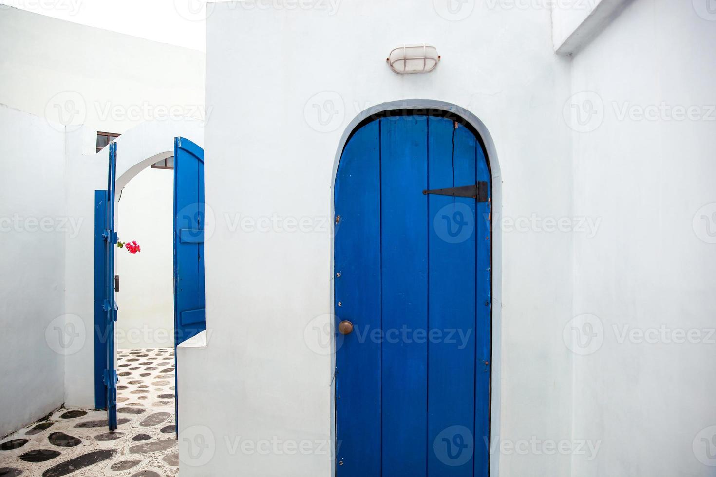 gammal trä blå dörr av Grekland vita traditionella hus santorini foto