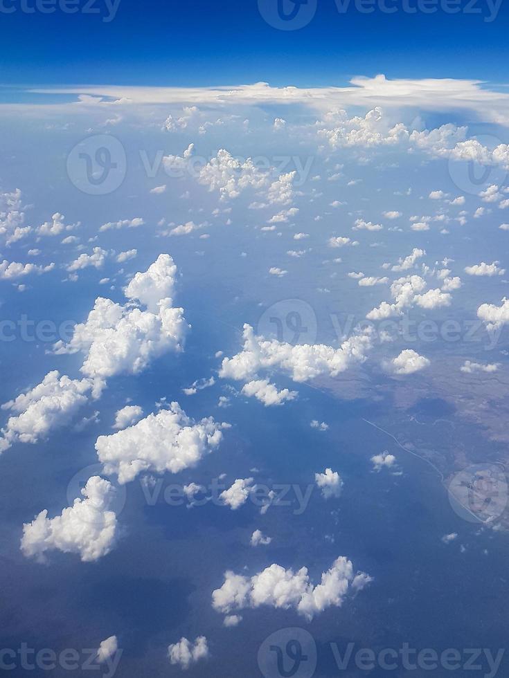 flyger över molnen över landsbygden i thailand. foto