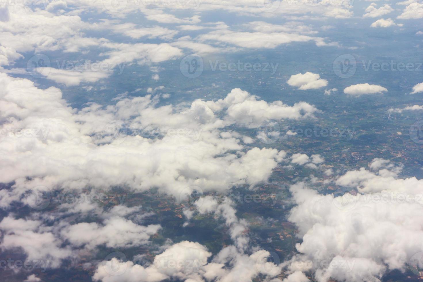 blå himmel med moln på flygplanet foto