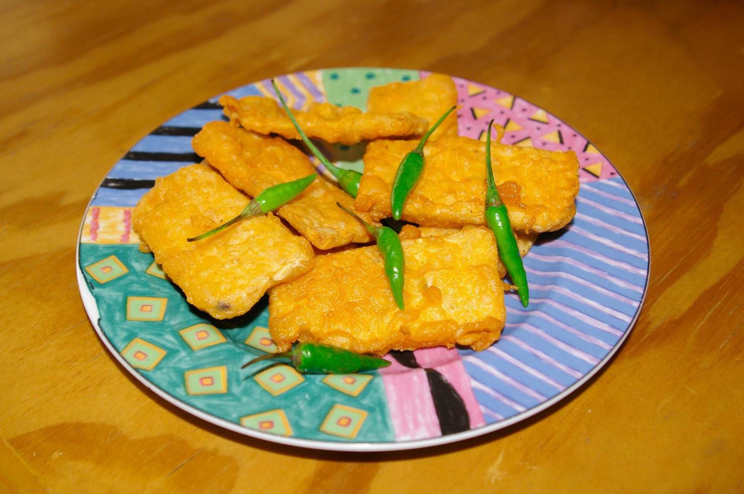 stekt tempeh - tempe goreng tepung - gorengan foto