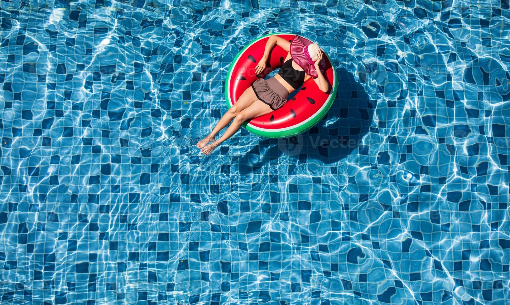 ovanifrån av kvinnan låg på ballongen i poolen foto