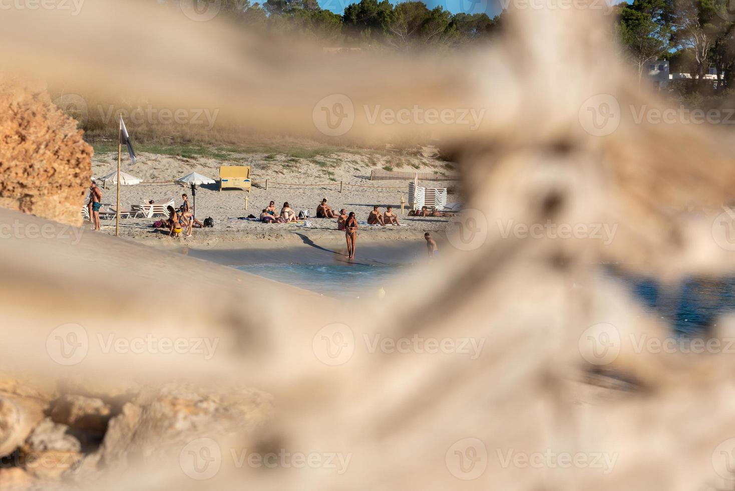 människor som njuter av stranden Cala Saona i formentera i Spanien sommaren 2021. foto