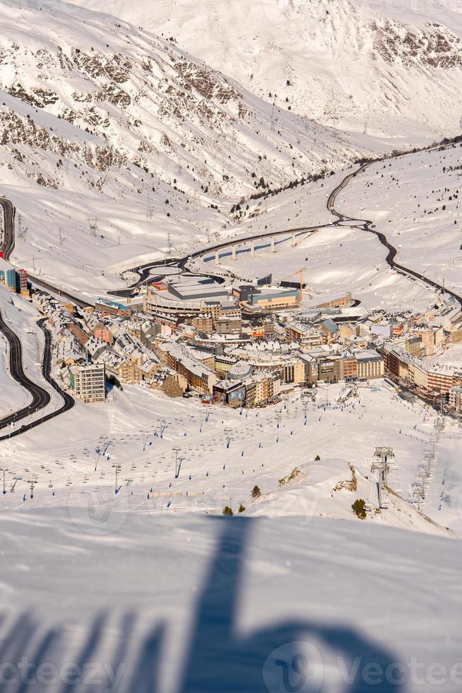 utsikt över staden montana pas de la casa i pyrenéerna vid skidorten grandvalira i andorra. foto