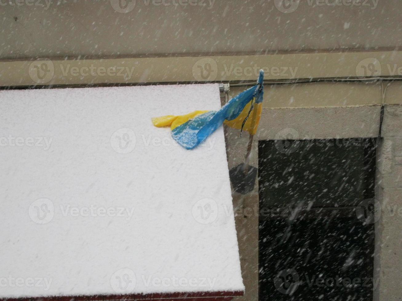 ukrainska utvecklande flaggan. ukranes gula blå flagga. foto