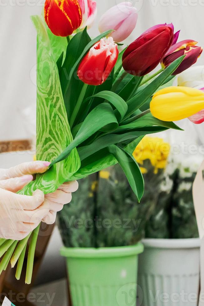 kvinna florist gör bukett av tulpaner. foto