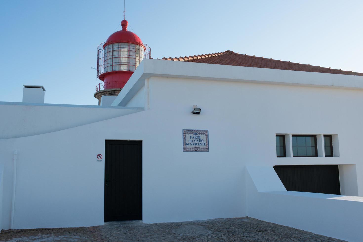 framifrån av traditionell fyr på udden av Saint Vincent, Portugal foto