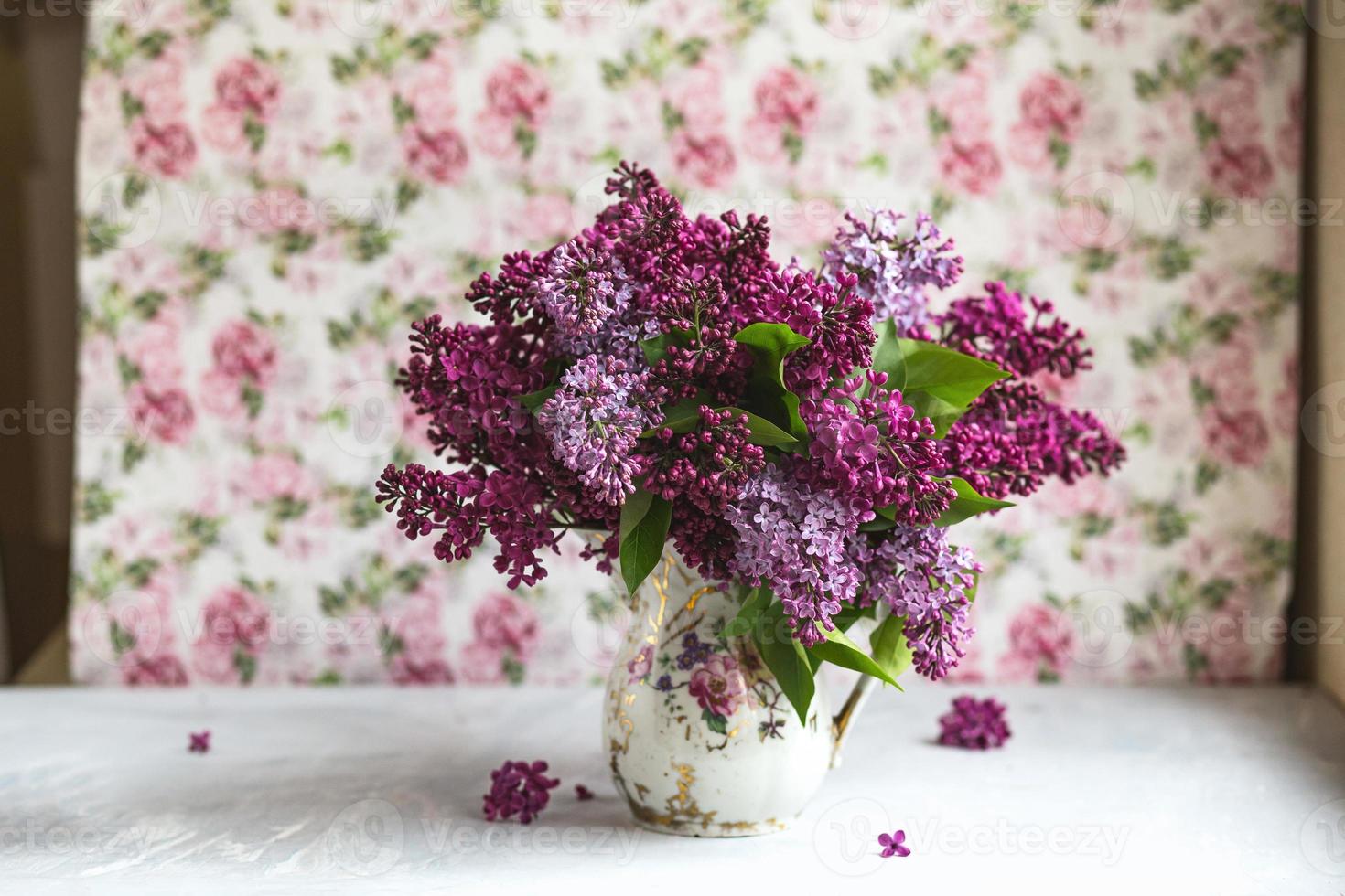 bukett av violett lila i en vas. stilleben med blommande syrengrenar i vaser. foto