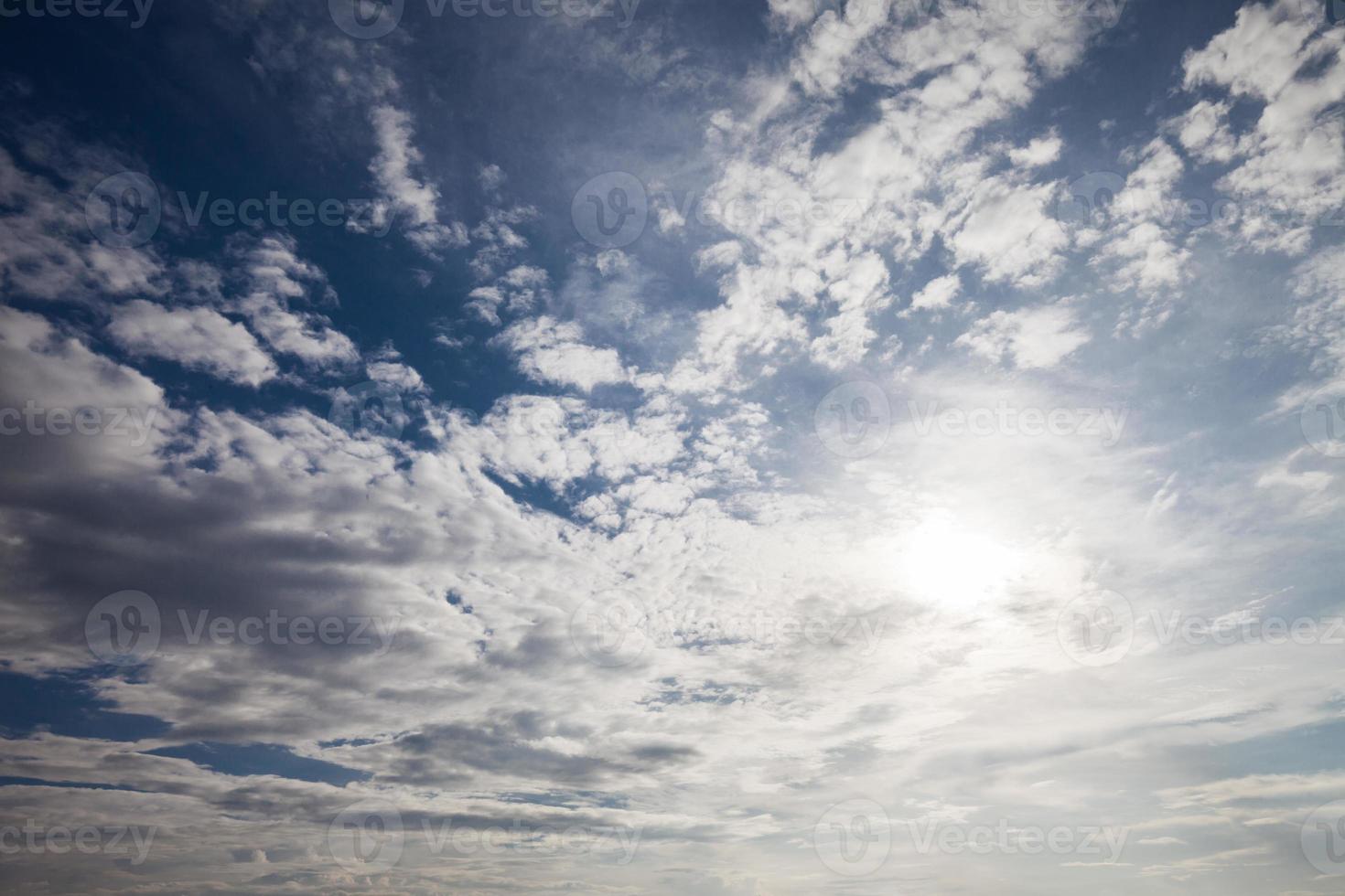 blå himmel med moln natur bakgrund foto