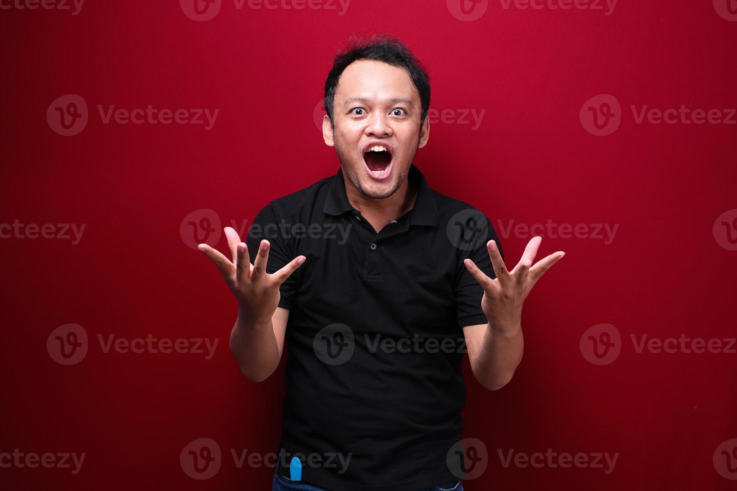 wow och chockat ansikte av ung asiatisk man med öppen handgest. reklam modell koncept. foto