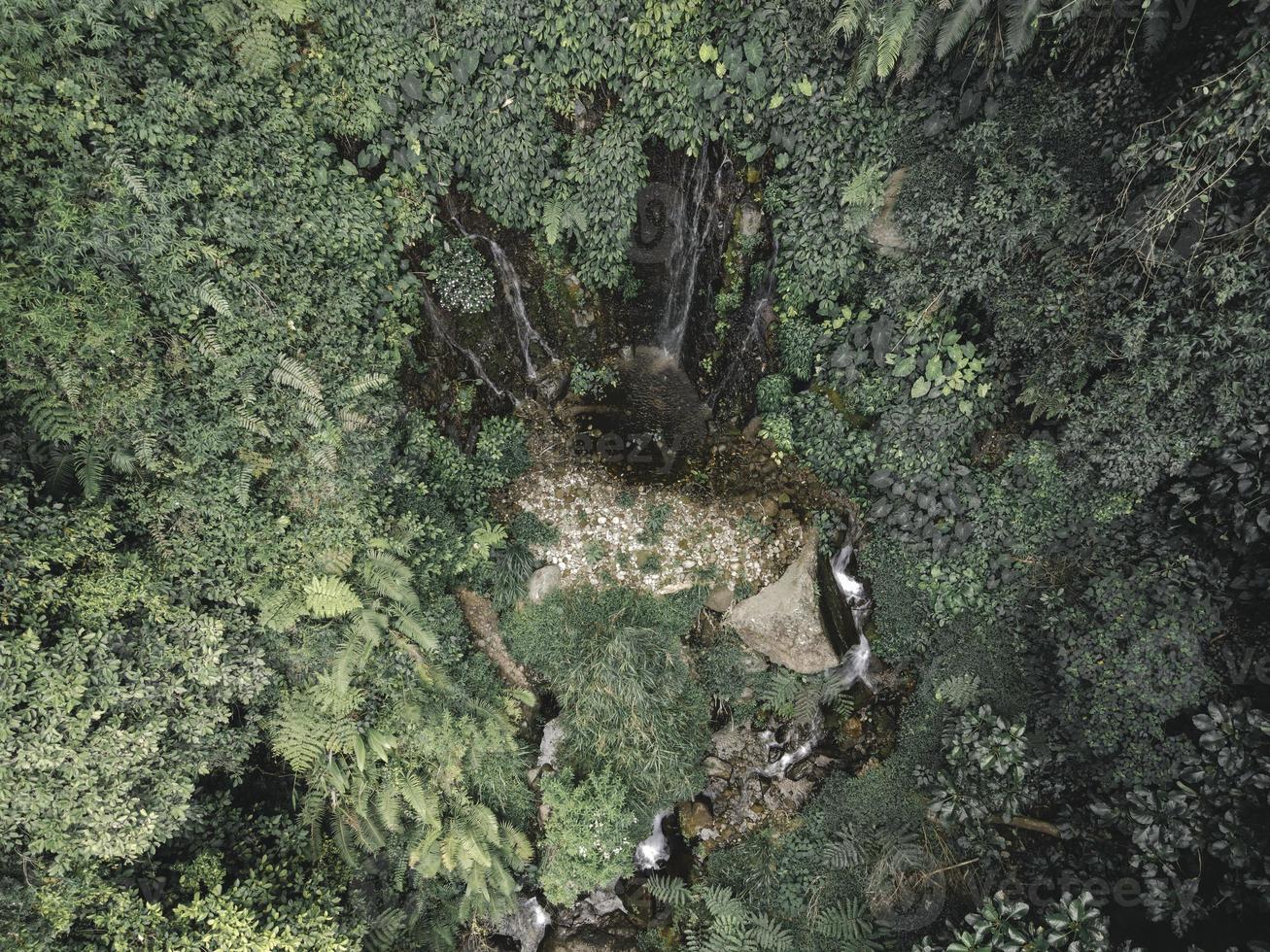 Flygfoto över vattenfallet inne i djungeldalen i Indonesien foto