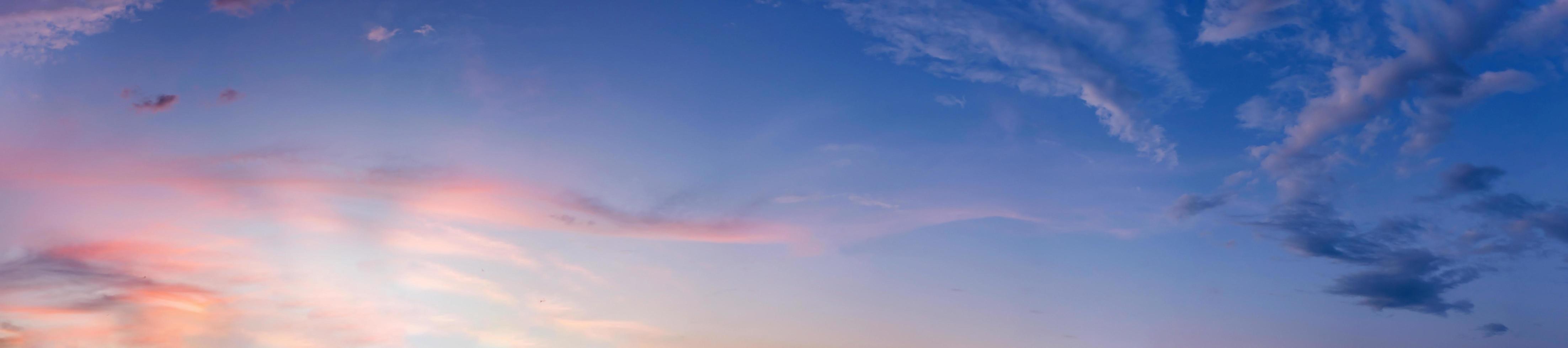 dramatisk panoramahimmel med moln vid soluppgång och solnedgångstid. foto