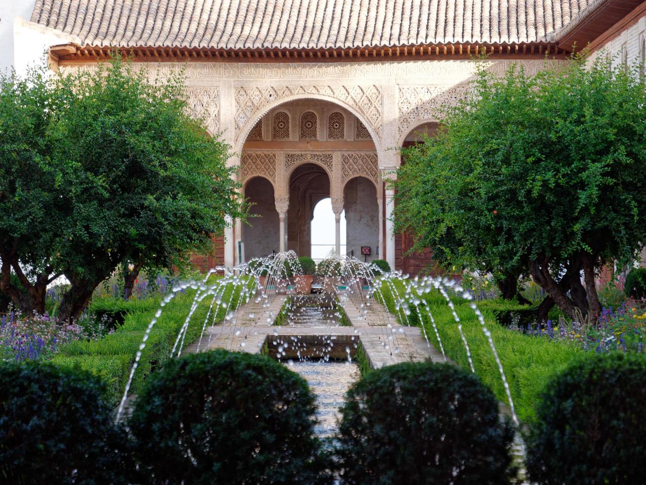 Granada, Spanien, 31.08.2021. generalife-trädgårdarna, alhambra granada. vatten som rinner från fontänerna. morisk arkitektur. unesco Spanien. resa i tiden och upptäck historien. högtider. foto