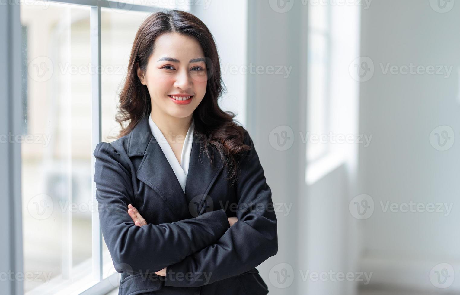 ung asiatisk affärskvinna som arbetar på kontoret foto