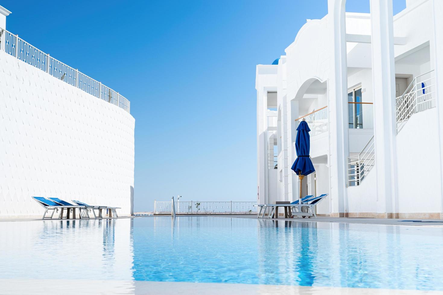 Sharm-el-Sheikh, Egypten, 2022 - lyxhotell med pool mot blå himmel foto