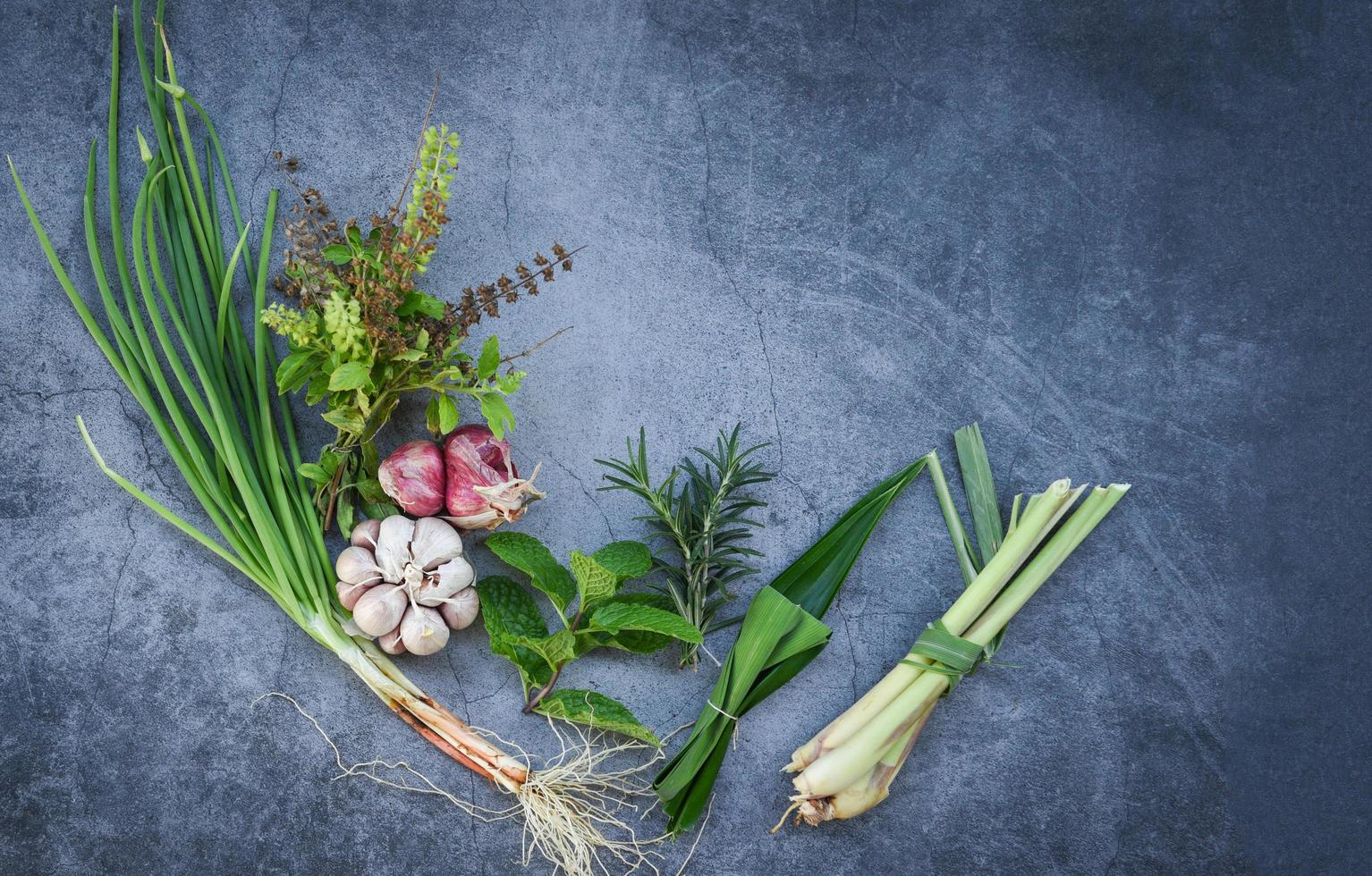 naturliga färska örter och krydda på svart tallrik i köket för ingrediensmat - köksörtträdgårdskoncept foto