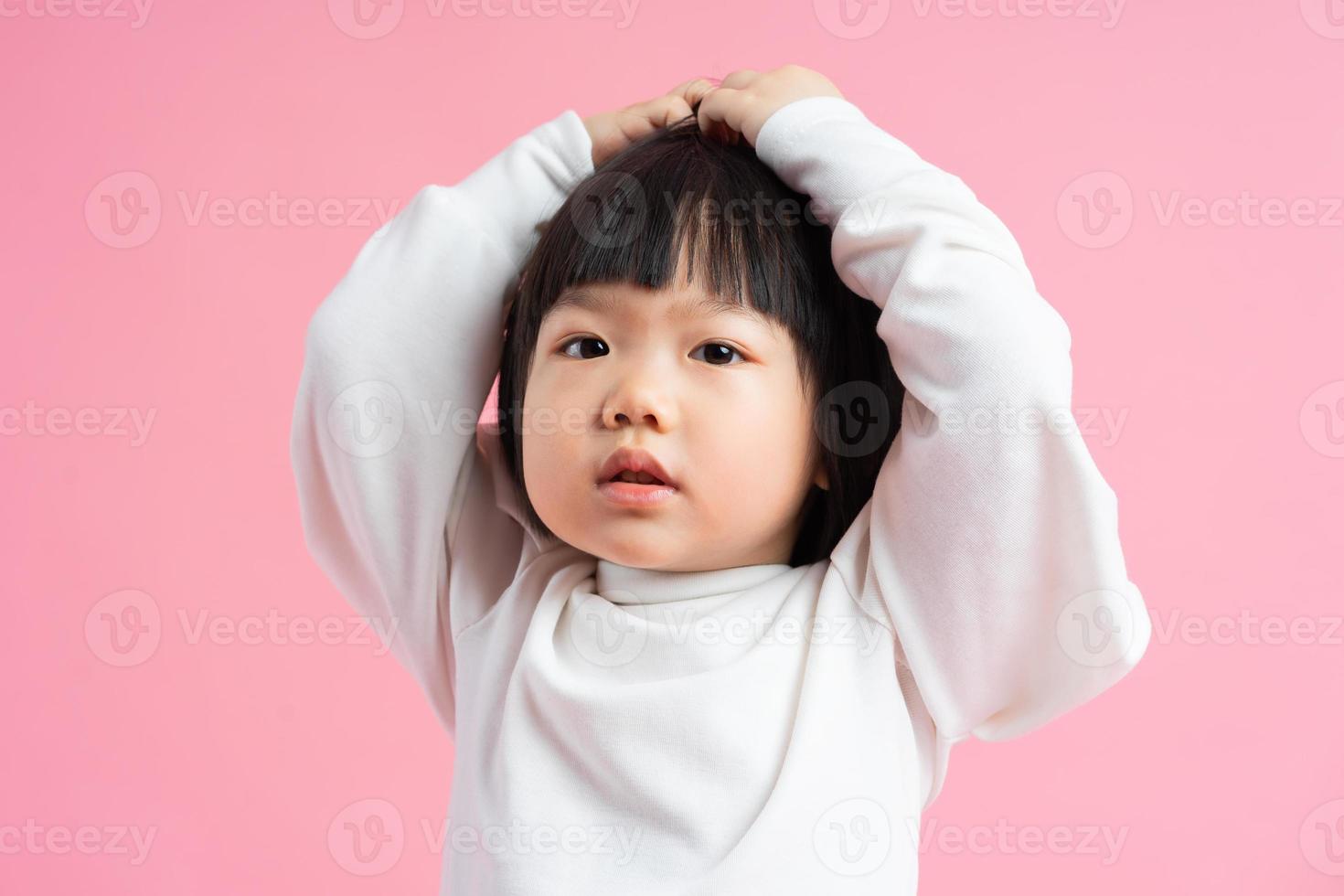 härlig baby flicka porträtt, isolerad på rosa bakgrund foto