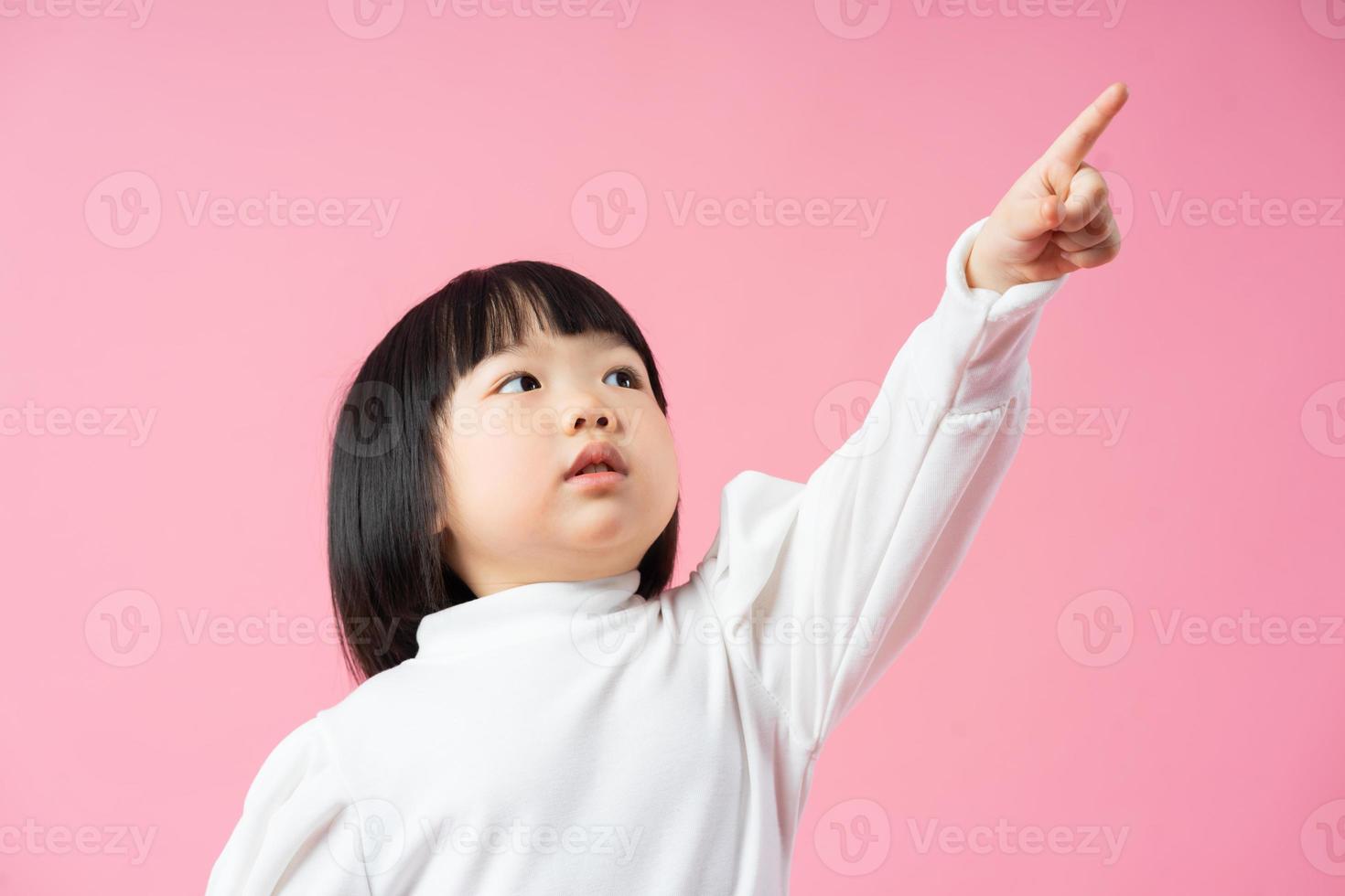 härlig baby flicka porträtt, isolerad på rosa bakgrund foto