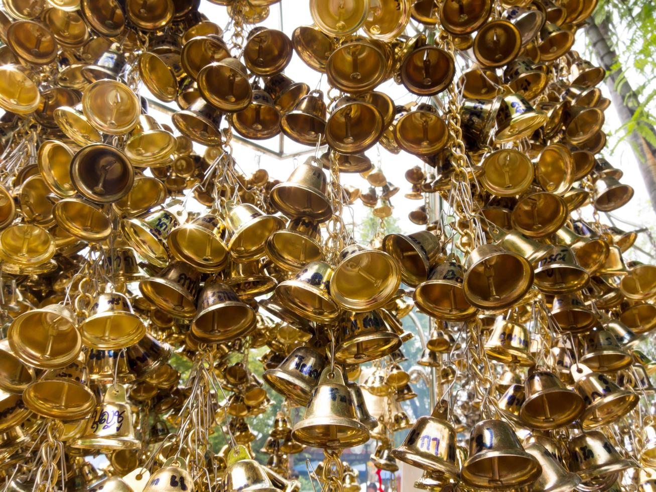 wat sala loi templet i nakhon ratchasima 21 juli kommer silver- och guldklockorna som folk köpte meriter för att binda för lycka till.. den 21 juli 2018 nakhon ratchasima thailand . foto