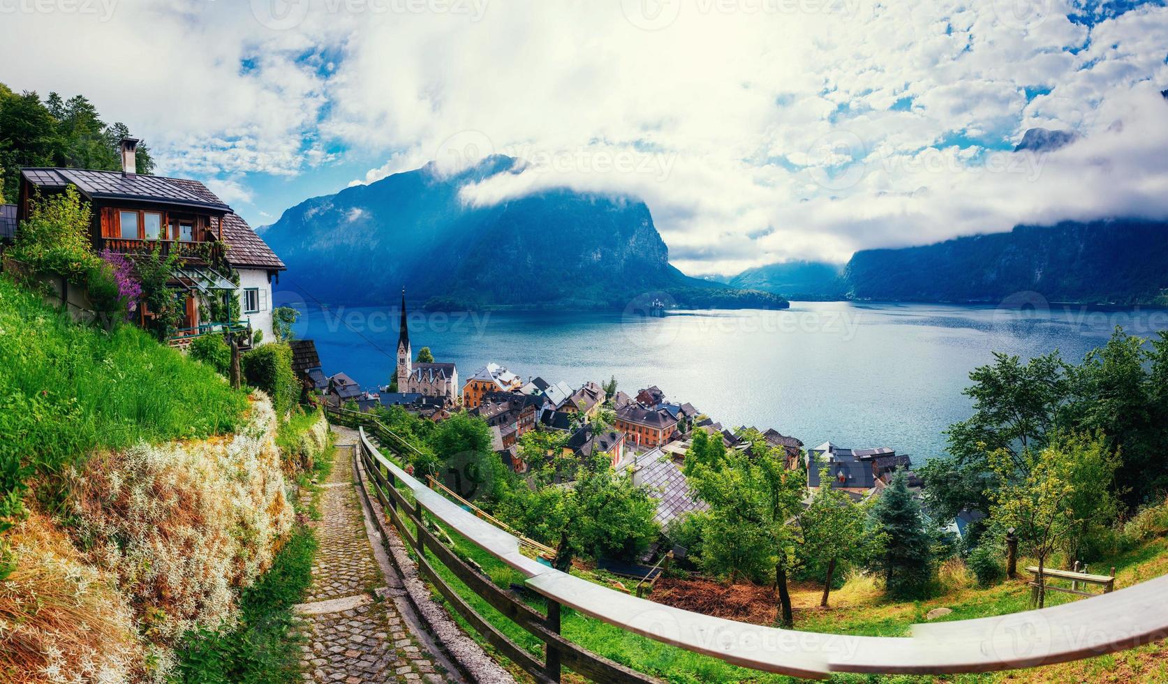 vacker stad mellan berg hallstatt Österrike Europa foto