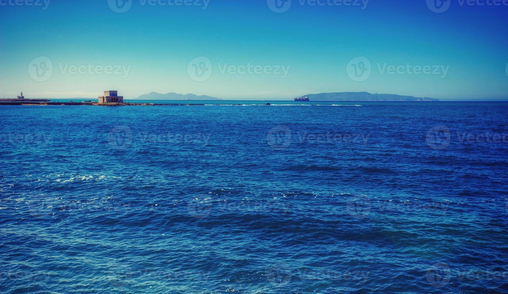 fantastisk utsikt blått hav och himlens horisont foto