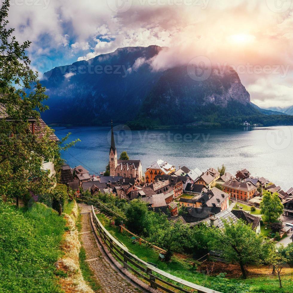 vacker stad mellan berg hallstatt Österrike Europa foto