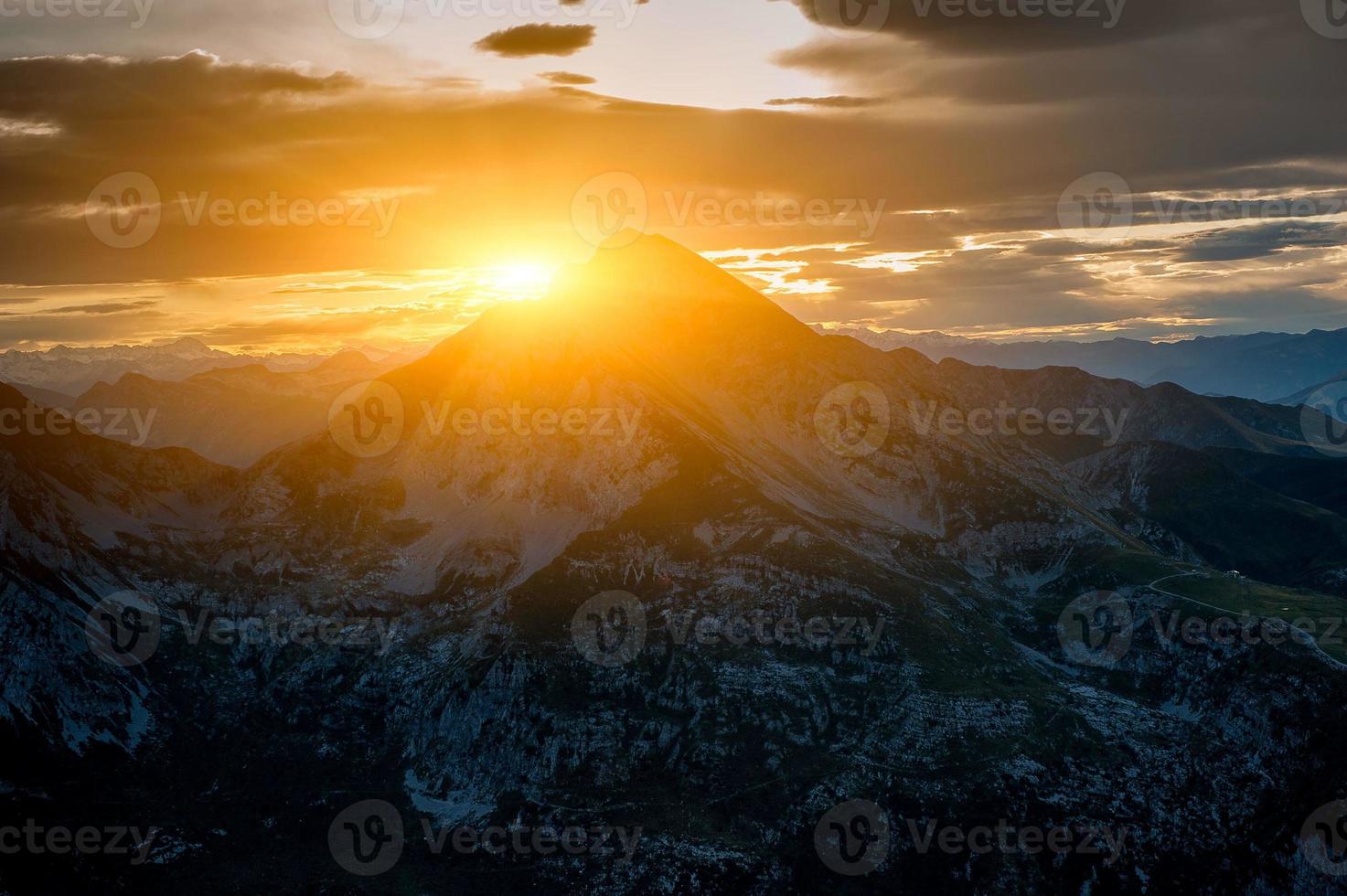 hälsningar till den nya dagen från toppen av berget foto