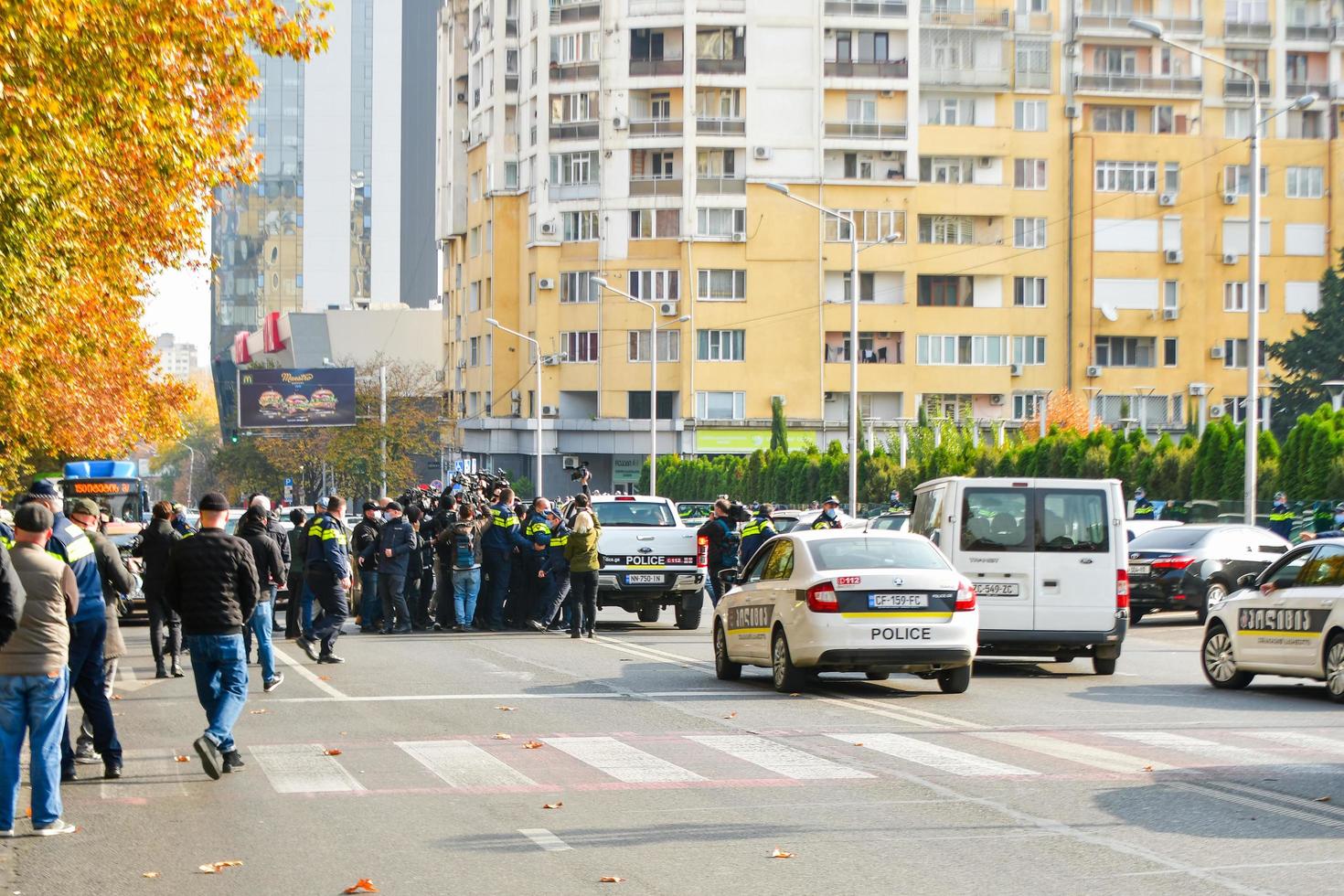 tbilisi, georgien, 2022 - polistrupp arresterar aggressiv demonstrant på gatan på anti-regeringsprotest på gatan i saburtalo av statens säkerhetskontor foto