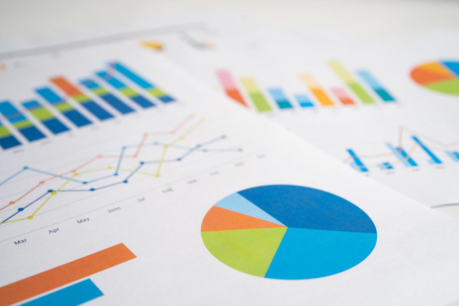 diagram diagram papper. ekonomisk utveckling, bankkonto, statistik, investeringsanalys, forskningsdataekonomi, börskontor, företagsmöte, koncept. foto