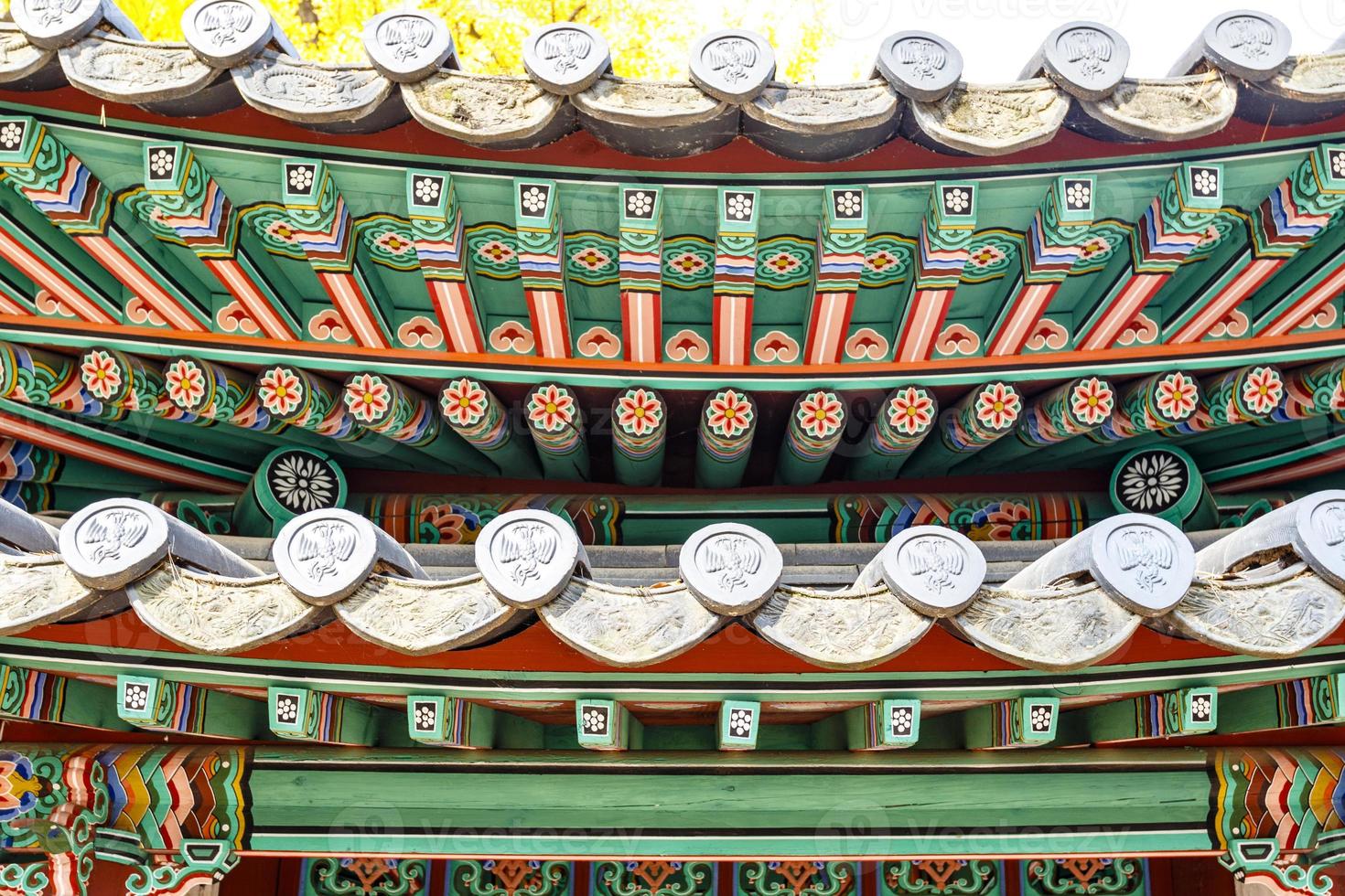 färgglada tak av en paviljong i parken av changdeokgung palace i Seoul, Sydkorea, Asien foto