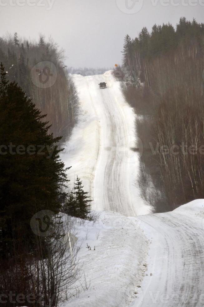 närmar sig fordon på avverkningsväg på vintern foto