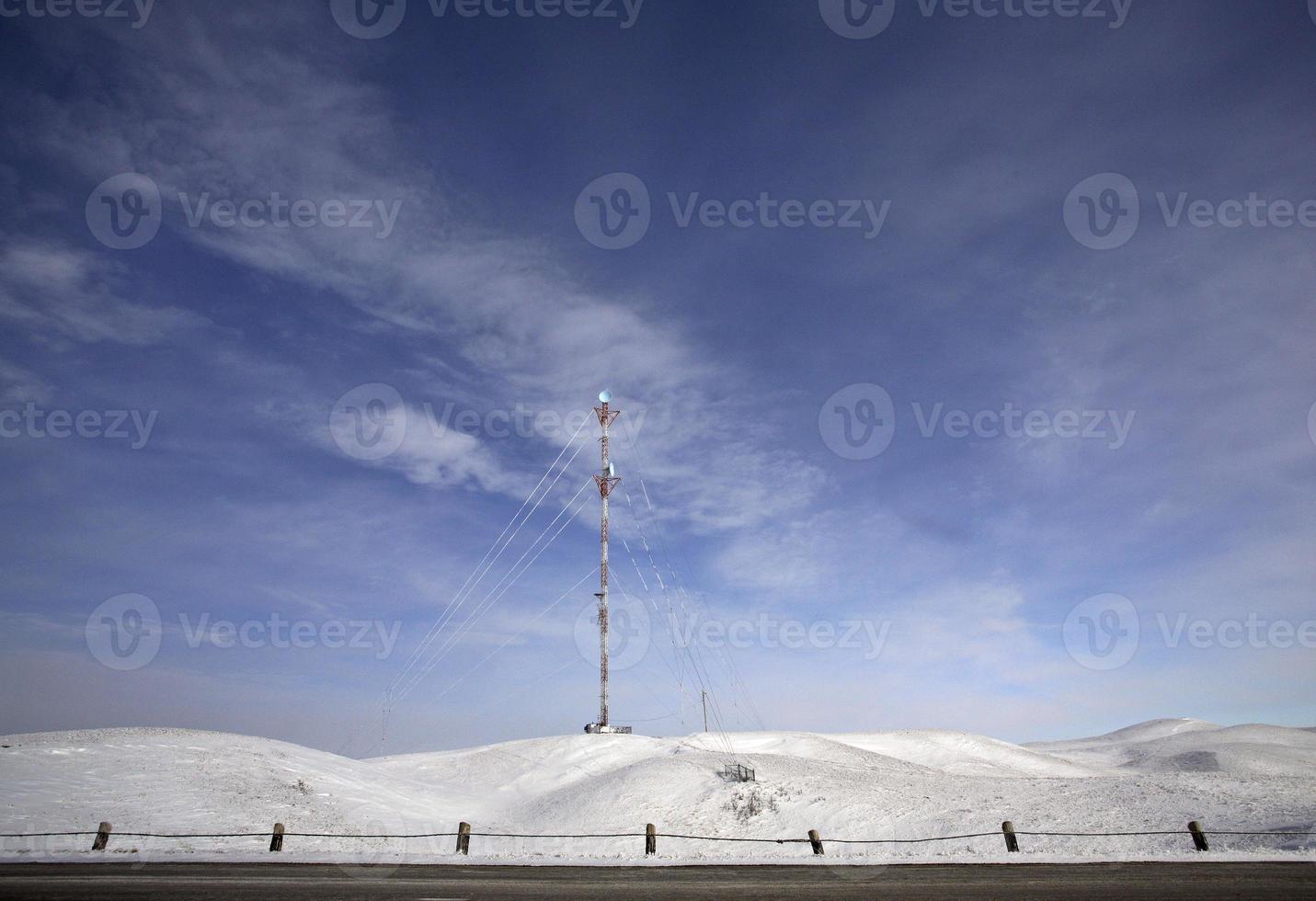 kommunikationstorn på en vinterdag foto