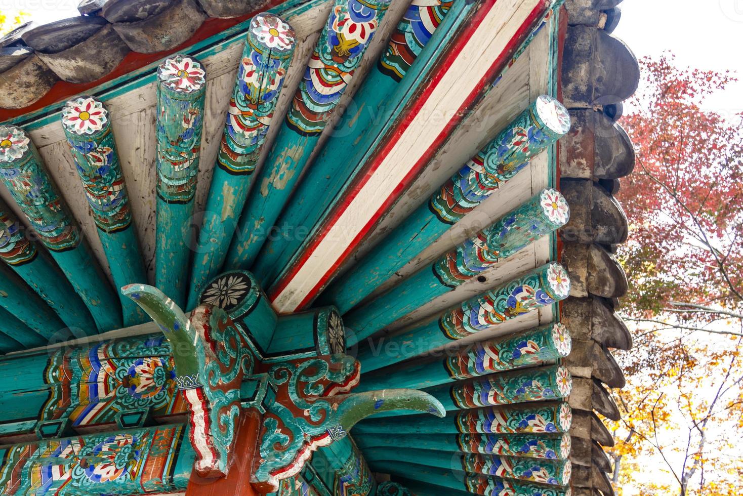 färgglada tak av en paviljong i parken av changdeokgung palace i Seoul, Sydkorea, Asien foto