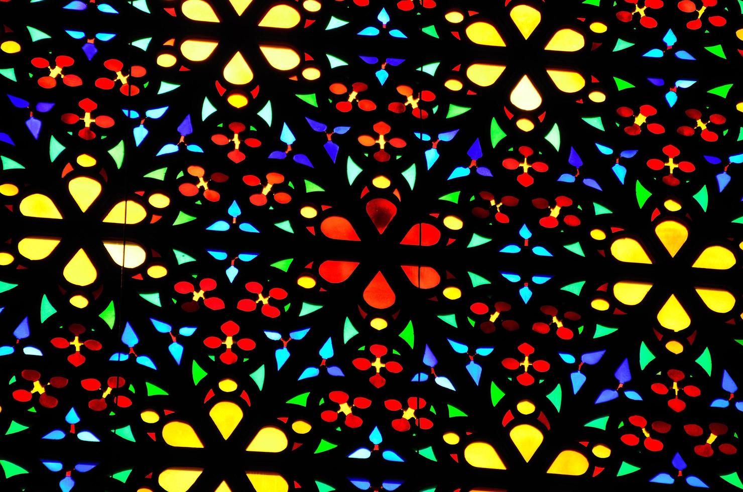 färgglada fönster i kyrkodetaljer foto