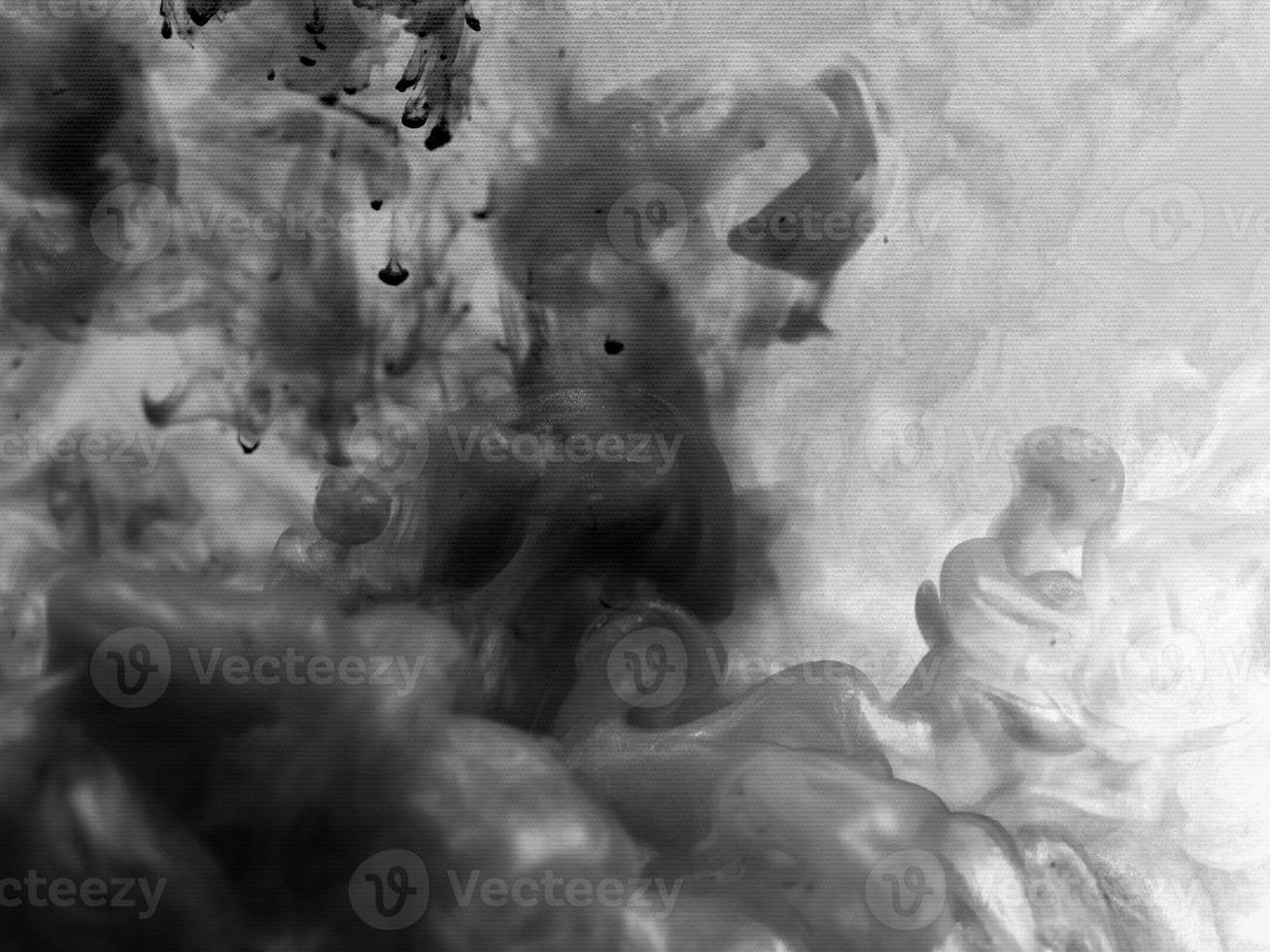 närbild av en grupp vit rök eller ånga spray från en luftfuktare. isolerad på svart bakgrund. utrymme för att kopiera idétext känslan av intensiv luft dansade .storm svarta och vita moln foto
