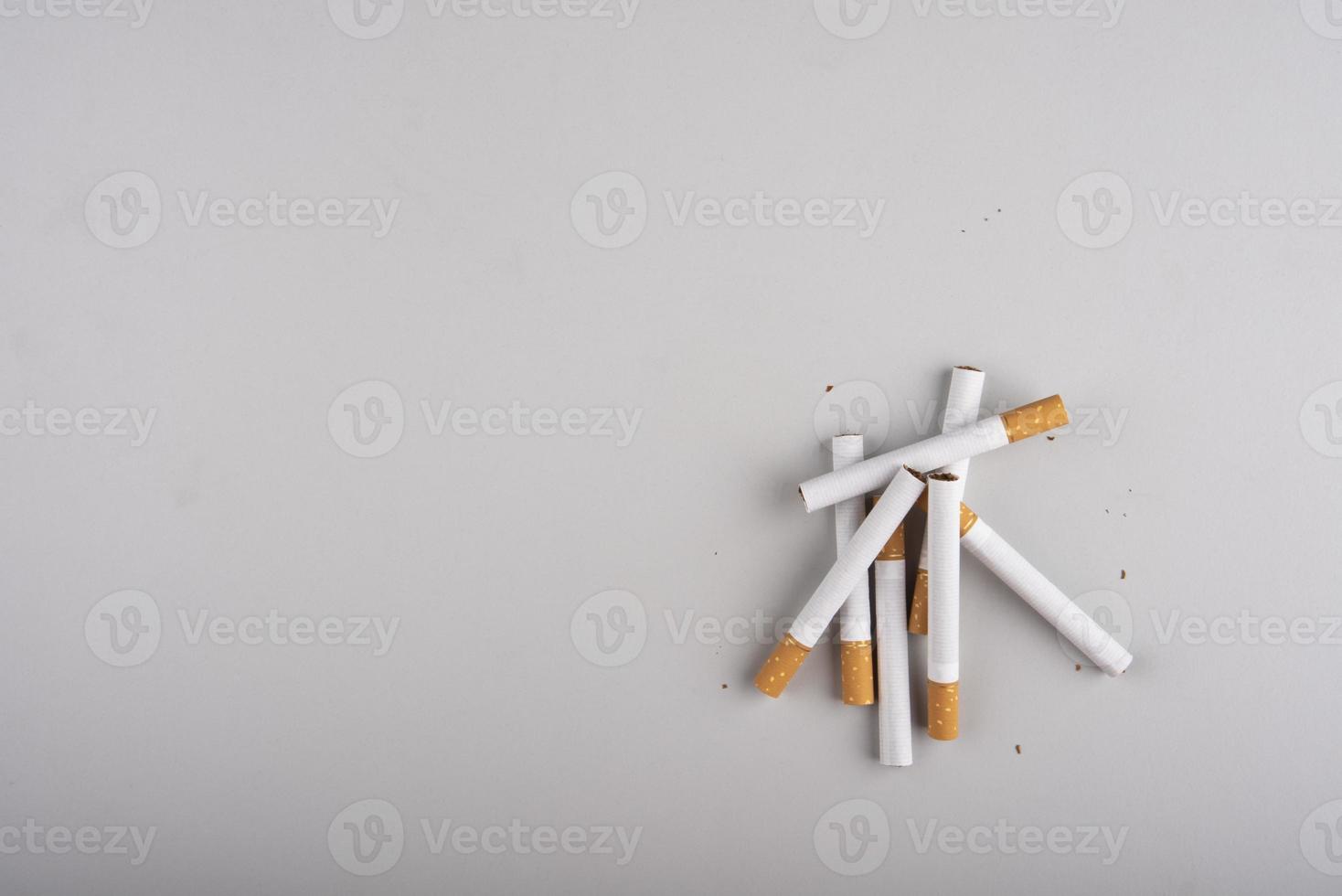cigarett på vit bakgrund foto