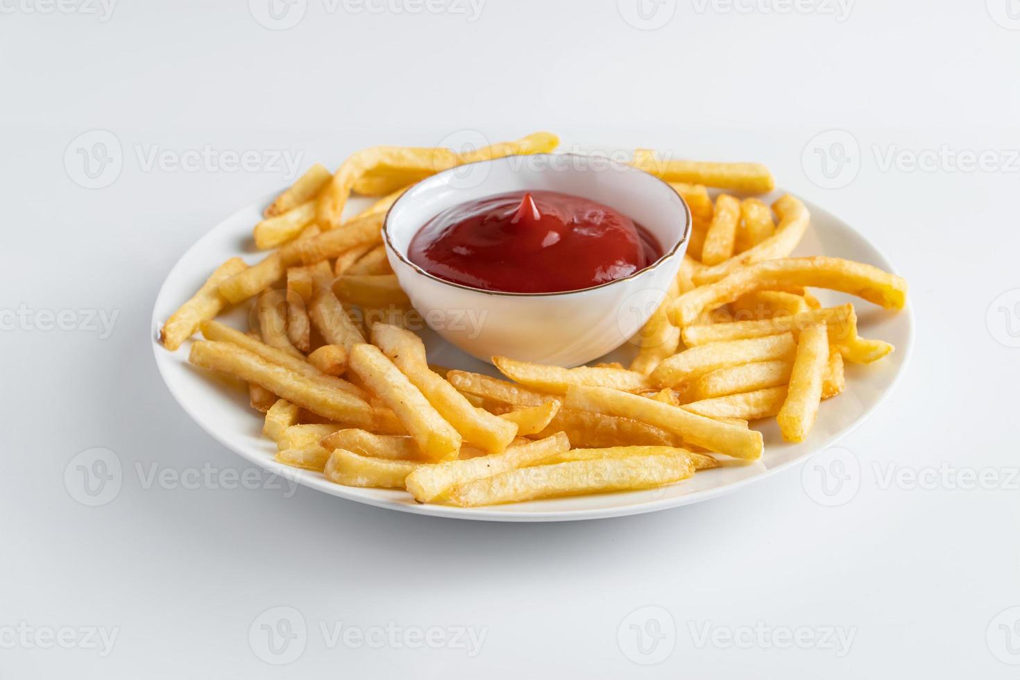 krispiga pommes frites i en tallrik på vit bakgrund. foto