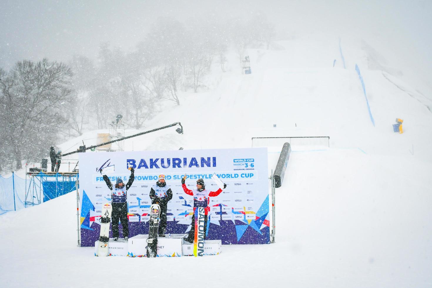 bakuriani, georgien - 6:e mars - vinnarna på pallen firar i världstävlingen för freestyle skidåkning foto