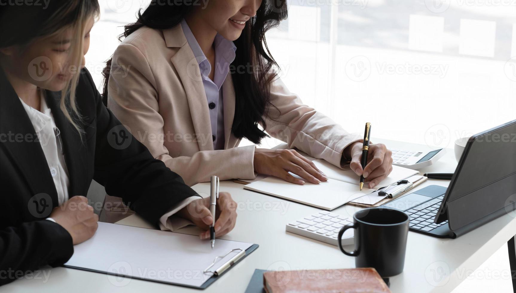 ung asiatisk affärskvinna arbetar tillsammans till analys från arbetet på kontoret. foto