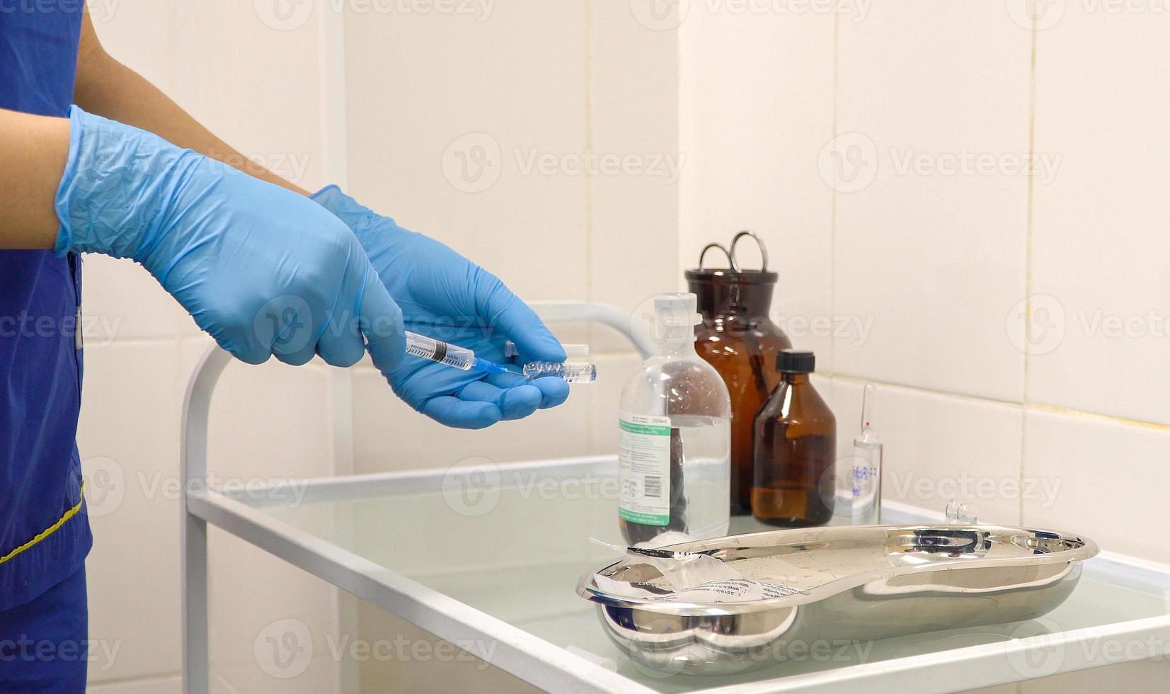 läkare förbereder en spruta foto
