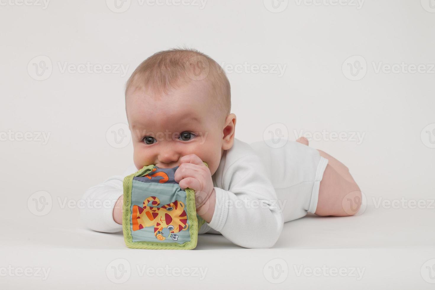 baby på en vit bakgrund foto