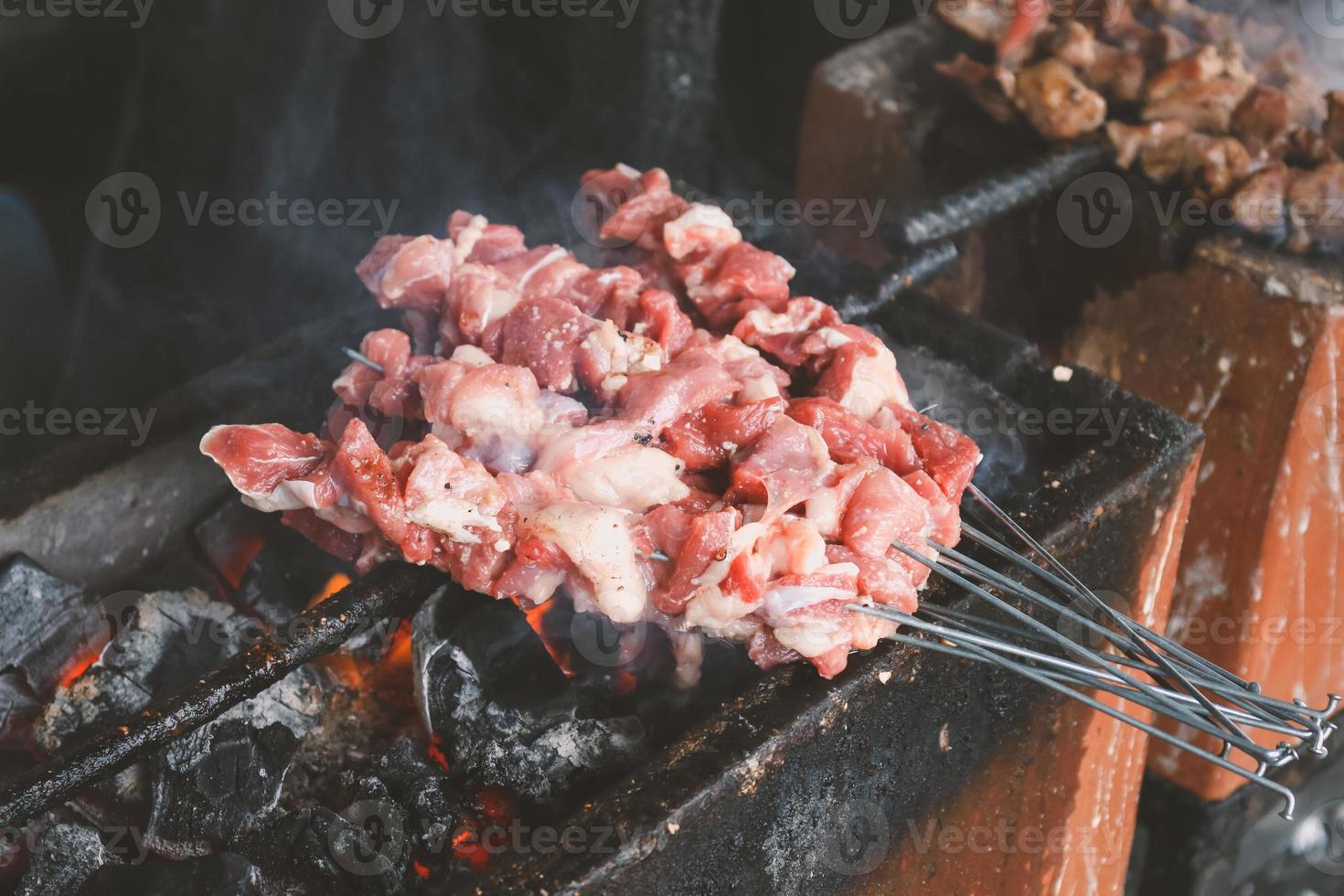 sate klatak grillning på kolgrill. sate klathak är en unik satayrätt för get eller fårkött, ursprungligen från Yogyakarta, Indonesien. foto