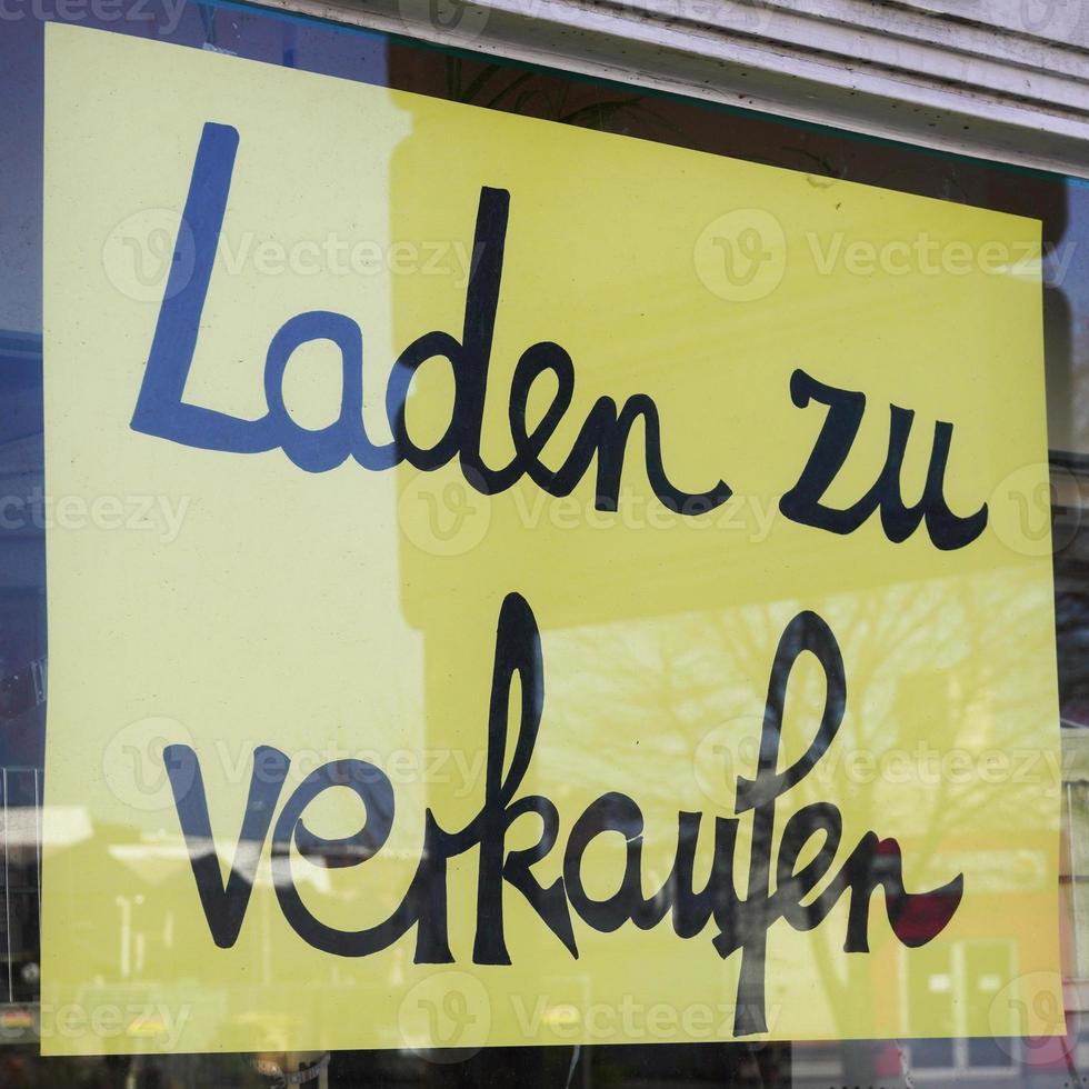 laden zu verkaufen sign översätts som butik till salu på tyska foto